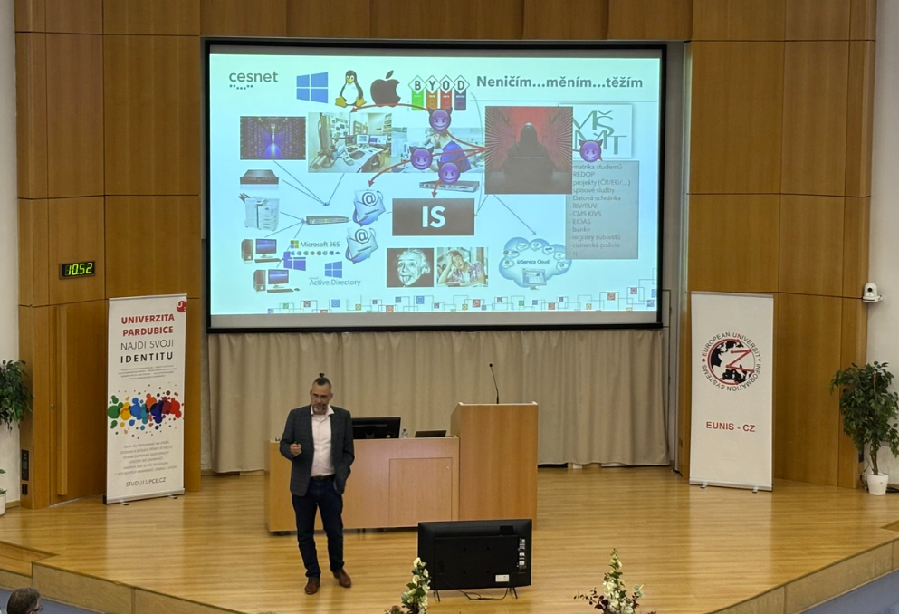 Nahoře povolte externí obrázky.